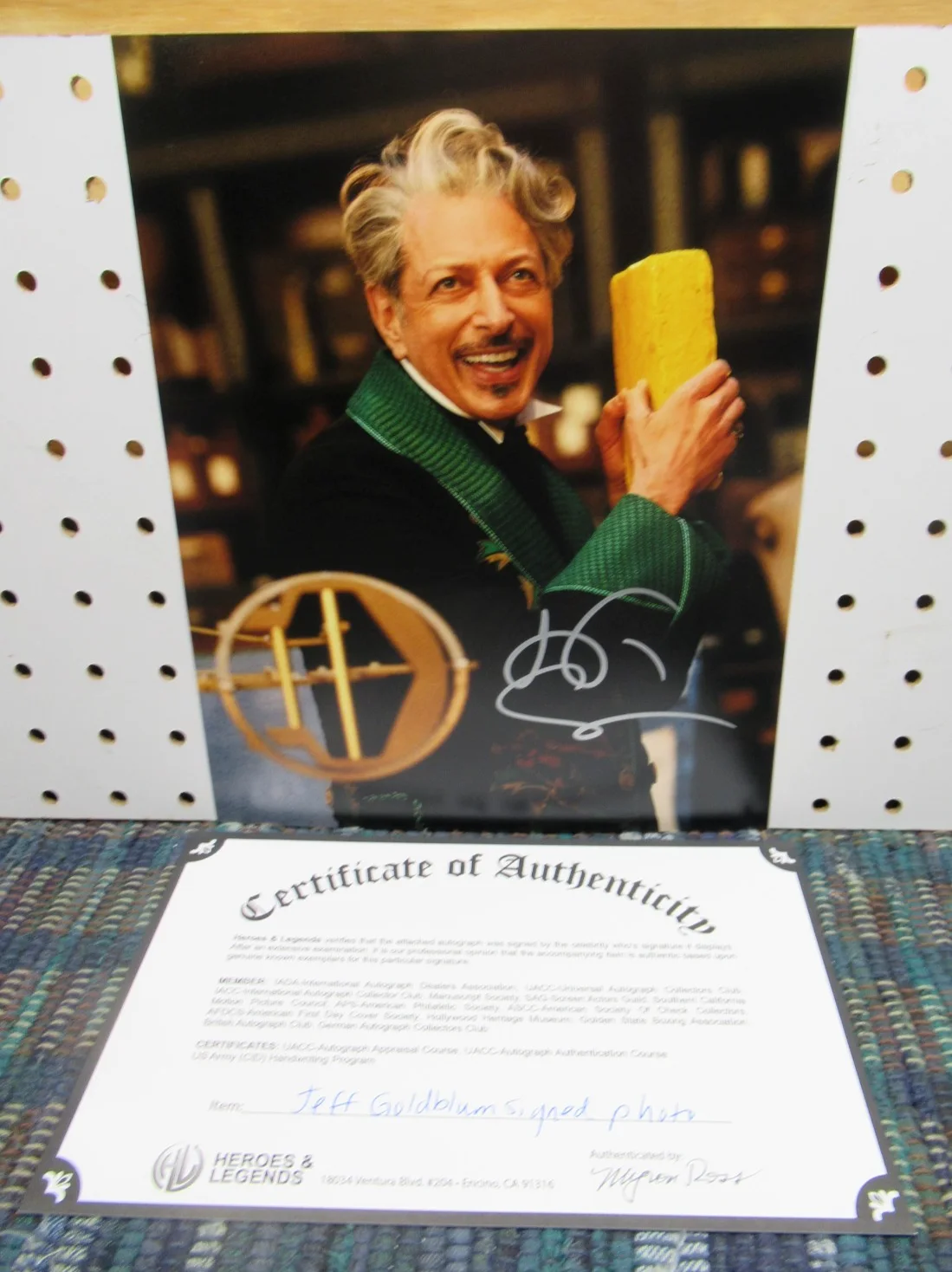JEFF GOLDBLUM — WICKED'S JEFF GOLDBLUM THE WIZARD AUTOGRAPHED 8x10 PHOTO - W/COA, AND SLEEVE, изображение 2