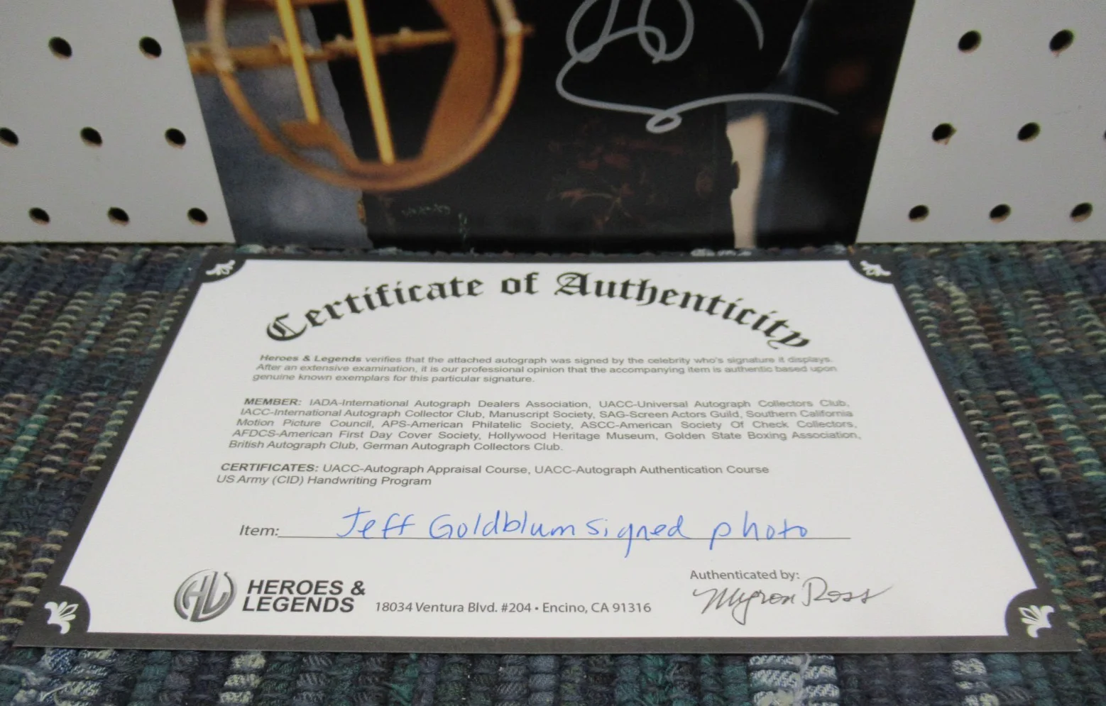JEFF GOLDBLUM — WICKED'S JEFF GOLDBLUM THE WIZARD AUTOGRAPHED 8x10 PHOTO - W/COA, AND SLEEVE, изображение 3