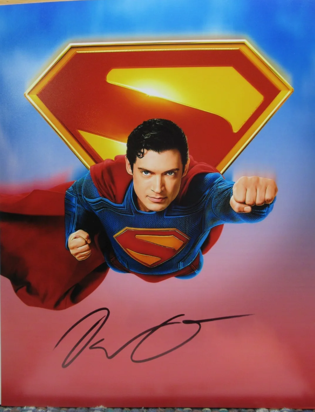 DAVID CORENSWET — SUPERMAN 2025 DAVID CORENSWET AUTOGRAPHED 8x10 PHOTO - W/COA, AND SLEEVE