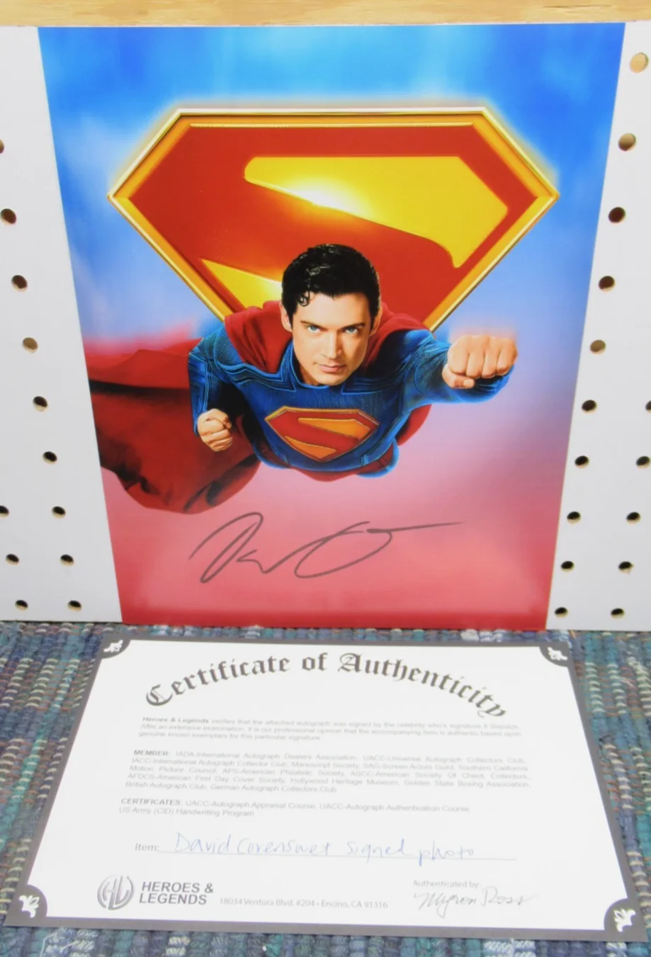 DAVID CORENSWET — SUPERMAN 2025 DAVID CORENSWET AUTOGRAPHED 8x10 PHOTO - W/COA, AND SLEEVE, image 2