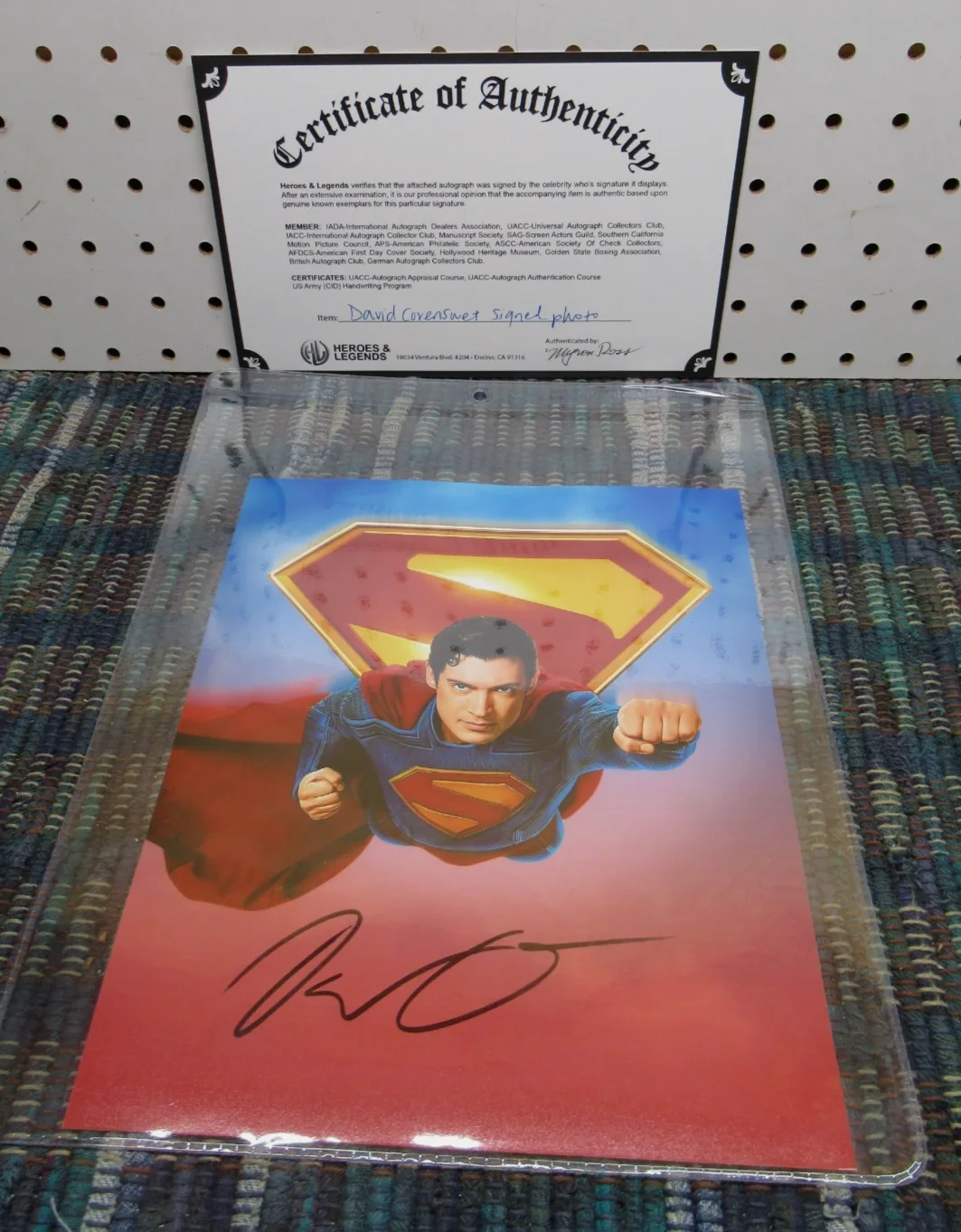DAVID CORENSWET — SUPERMAN 2025 DAVID CORENSWET AUTOGRAPHED 8x10 PHOTO - W/COA, AND SLEEVE, image 5