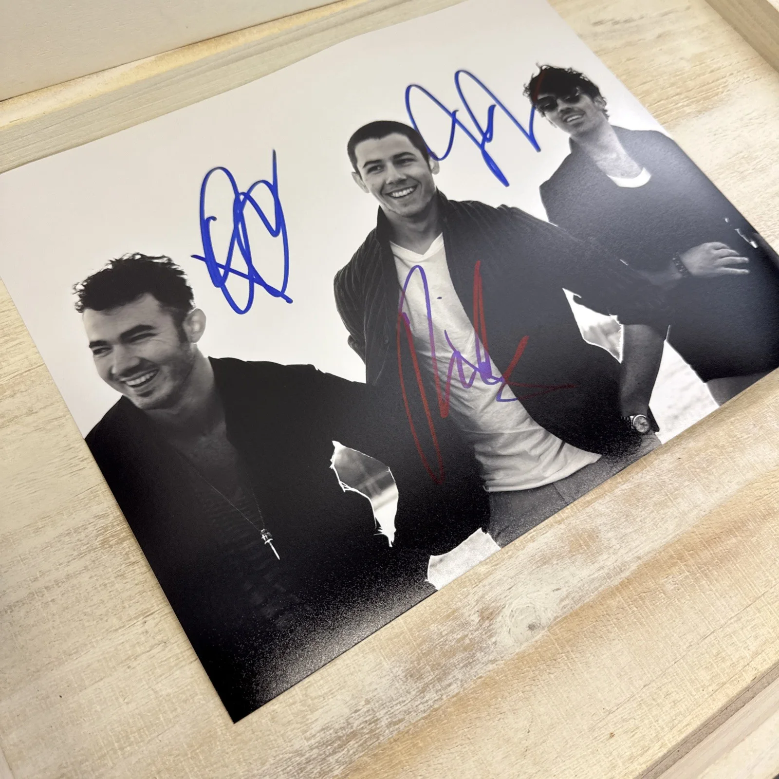 Jonas Brothers - Group Signed/Autographed 8x10 Photo Authentic w/COA & Holograms, изображение 2