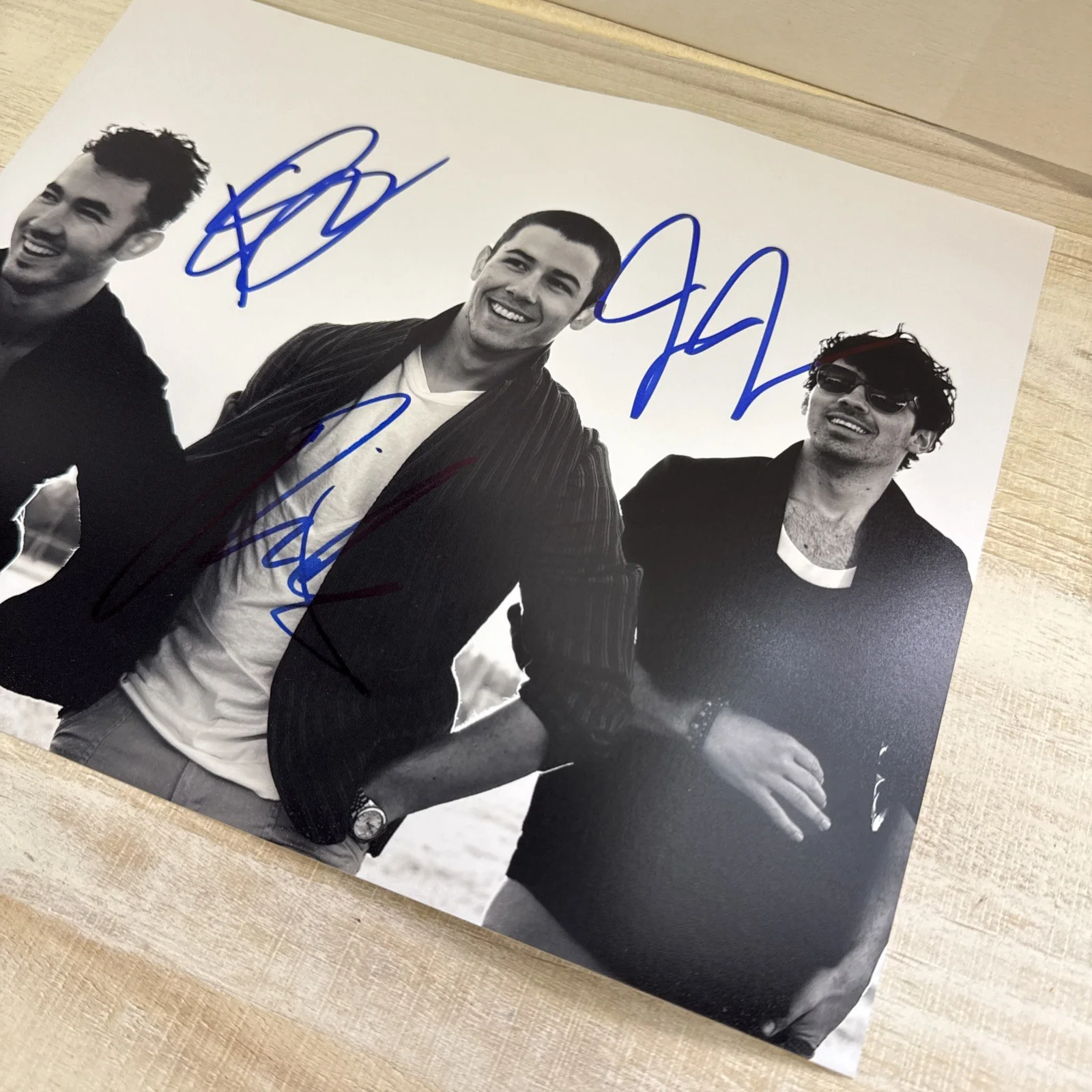 Jonas Brothers - Group Signed/Autographed 8x10 Photo Authentic w/COA & Holograms, изображение 3
