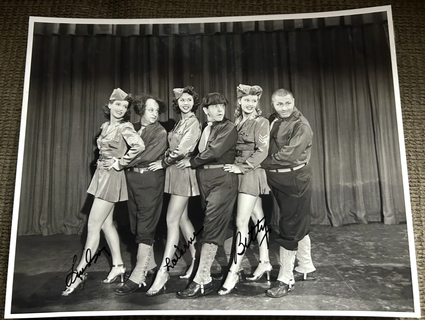 THREE STOOGES Gents Without Cents Photo signed LINDSAY, LaVERNE & BETTY, изображение 2
