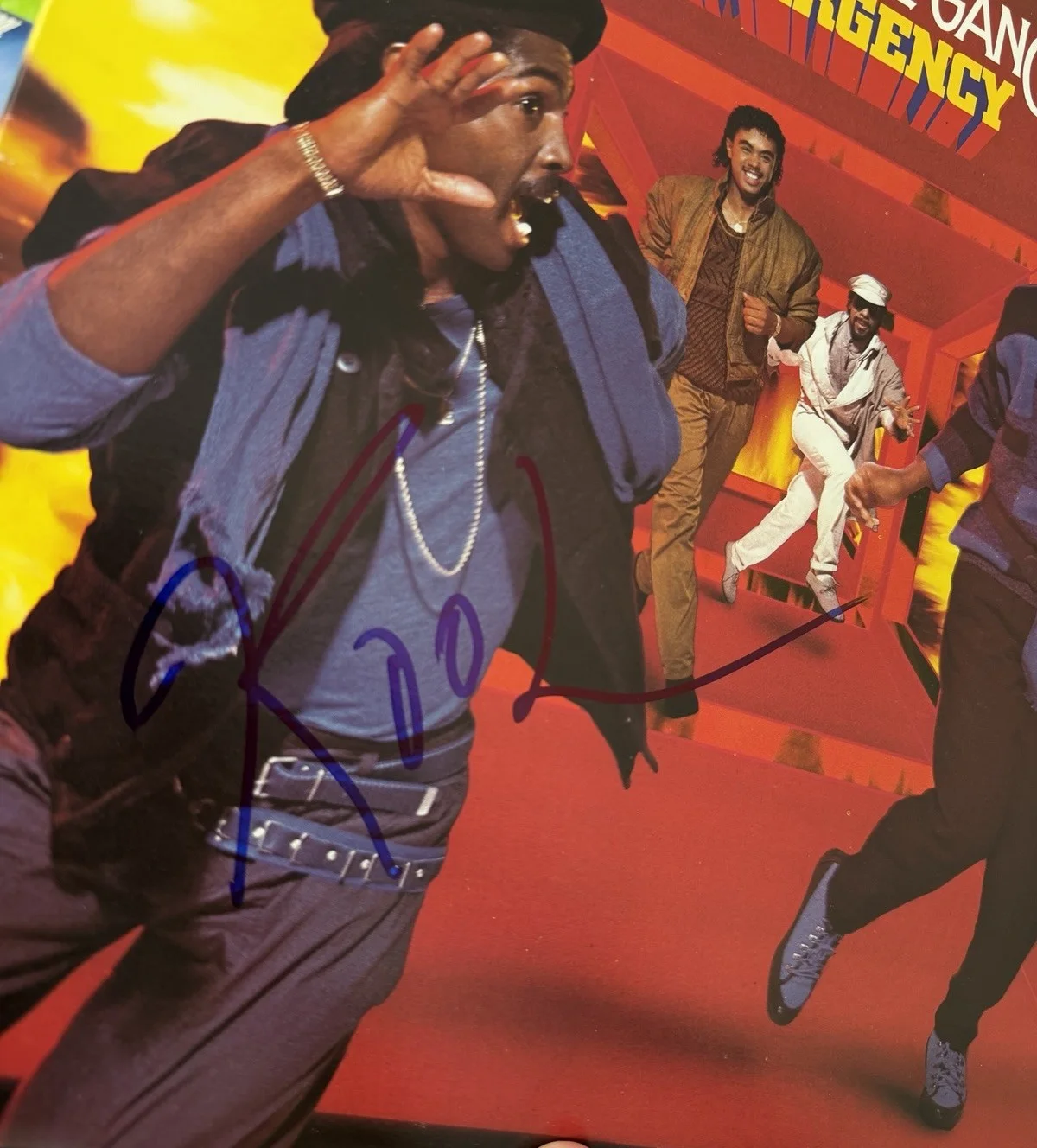 ROBERT “KOOL” BELL SIGNED KOOL & THE GANG EMERGENCY VINYL RECORD AUTOGRAPHED, image 2