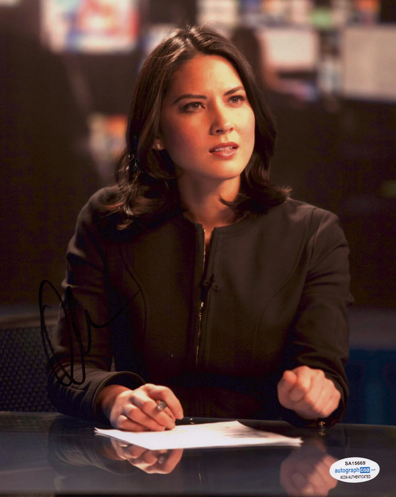 OLIVIA MUNN — Olivia Munn signed "THE NEWSROOM" 8x10 Photo PROOF d Autographed SEXY Sloan ACOA, изображение 2