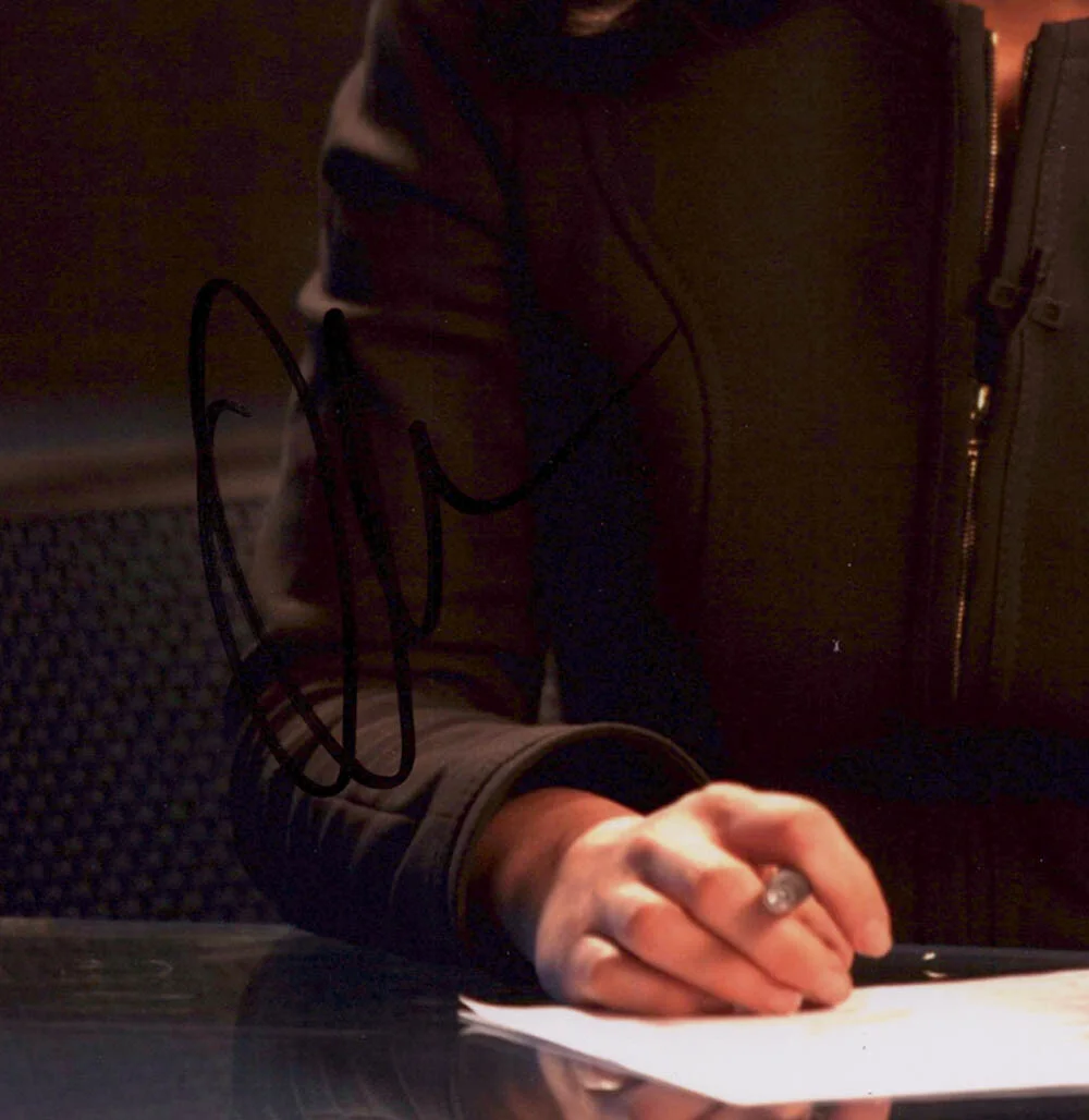 OLIVIA MUNN — Olivia Munn signed "THE NEWSROOM" 8x10 Photo PROOF d Autographed SEXY Sloan ACOA, изображение 3