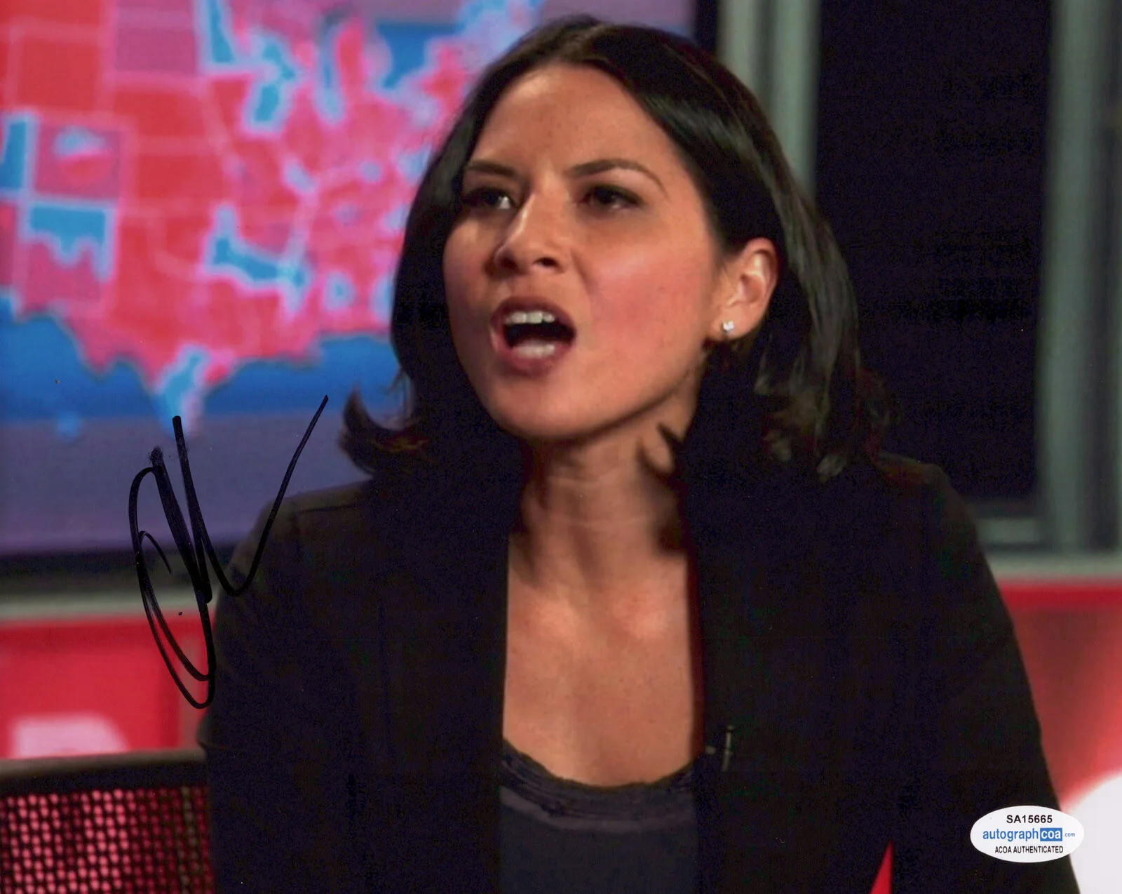 OLIVIA MUNN — Olivia Munn signed "THE NEWSROOM" 8X10 Photo PROOF a Autographed SEXY Sloan ACOA, изображение 3