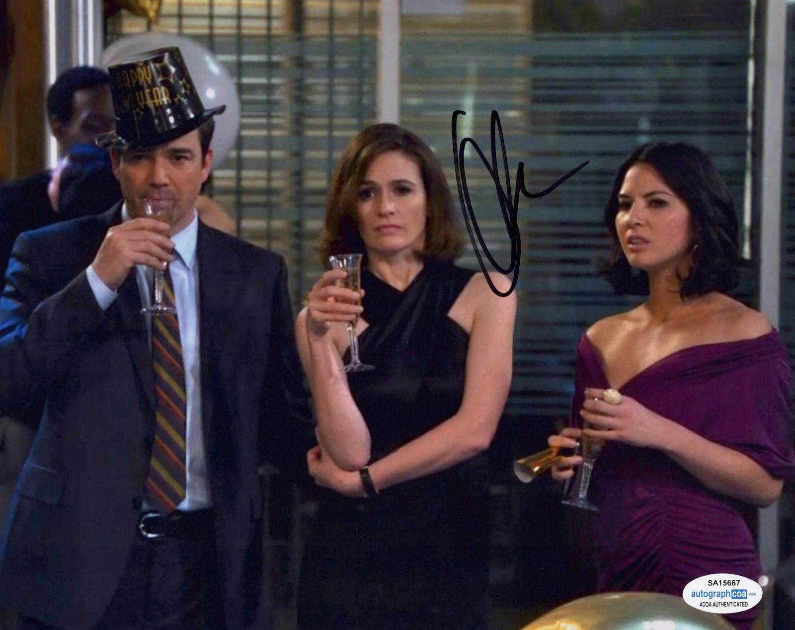 OLIVIA MUNN — Olivia Munn signed "THE NEWSROOM" 8X10 Photo PROOF c Autographed SEXY Sloan ACOA, изображение 3