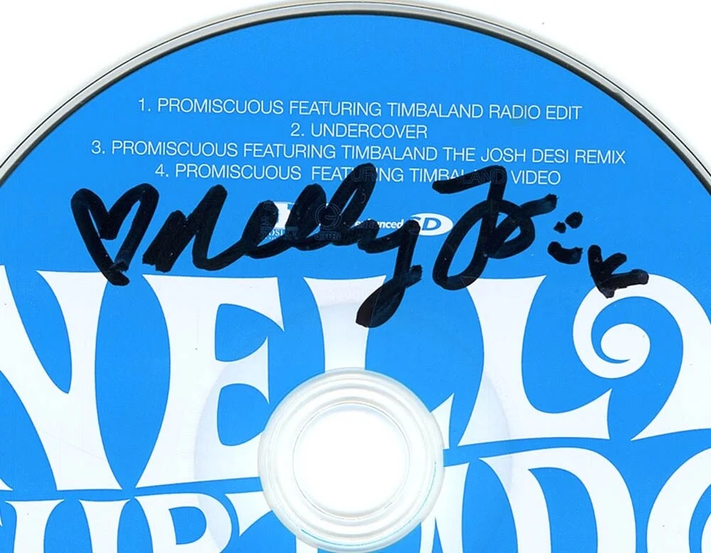 NELLY FURTADO — Nelly Furtado signed Autographed "PROMISCUOUS" CD d EXACT PROOF Rare ACOA COA, изображение 5