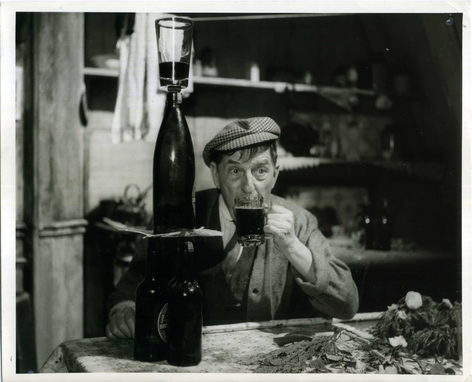 NO TREES IN THE STREET 1959 Stanley Holloway BROWN ALE 3 PUBLICITY STILLS, изображение 2