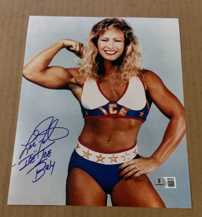 LORI FETRICK — LORI FETRICK SIGNED AMERICAN GLADIATOR 8X10 PHOTO BECKETT BAS HAND SIGNED