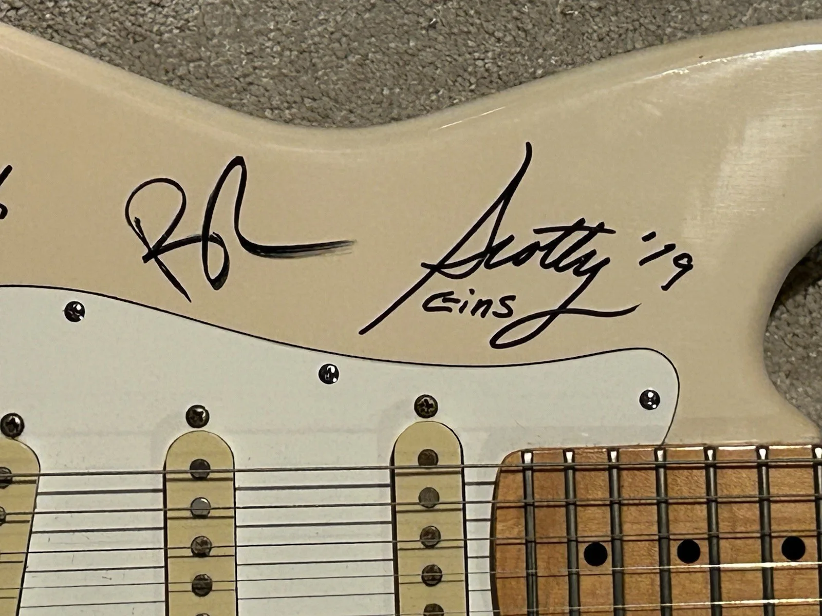 Gin Blossoms Signed Guitar Autographed Robin Wilson, image 4