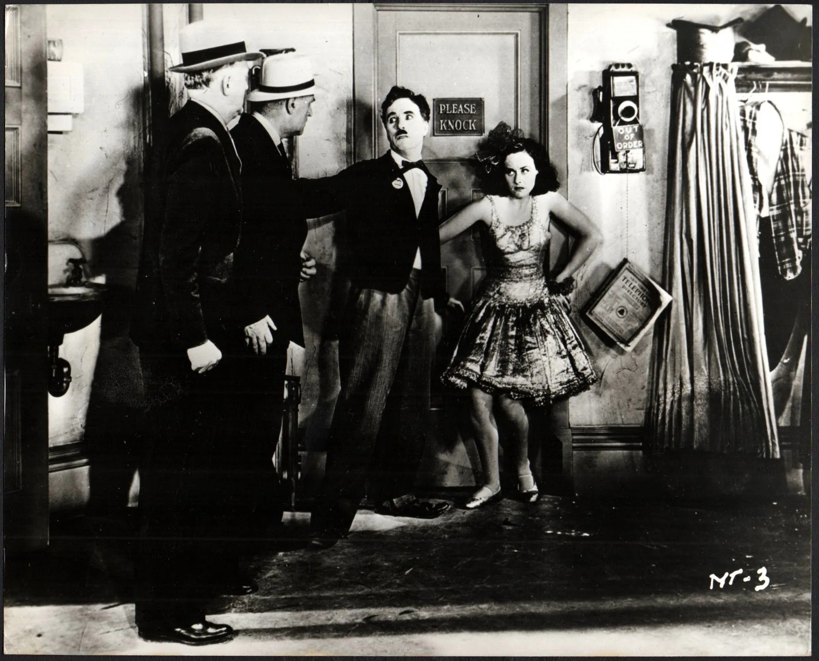 MODERN TIMES 1936 Charlie Chaplin, Paulette Goddard 2 10x8 STILLS, изображение 2
