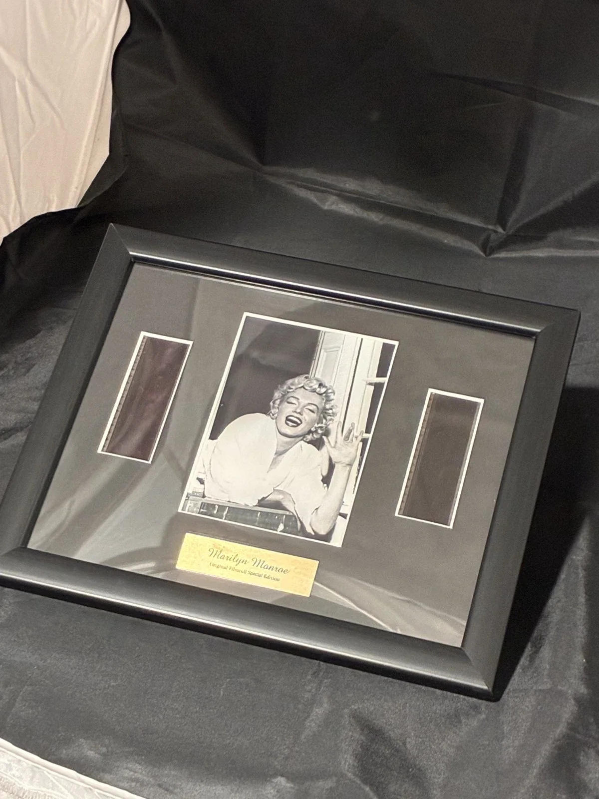 Marilyn Monroe 6" x 4" Genuine 8 35mm Film Cell Display Framed with Certificate, изображение 3