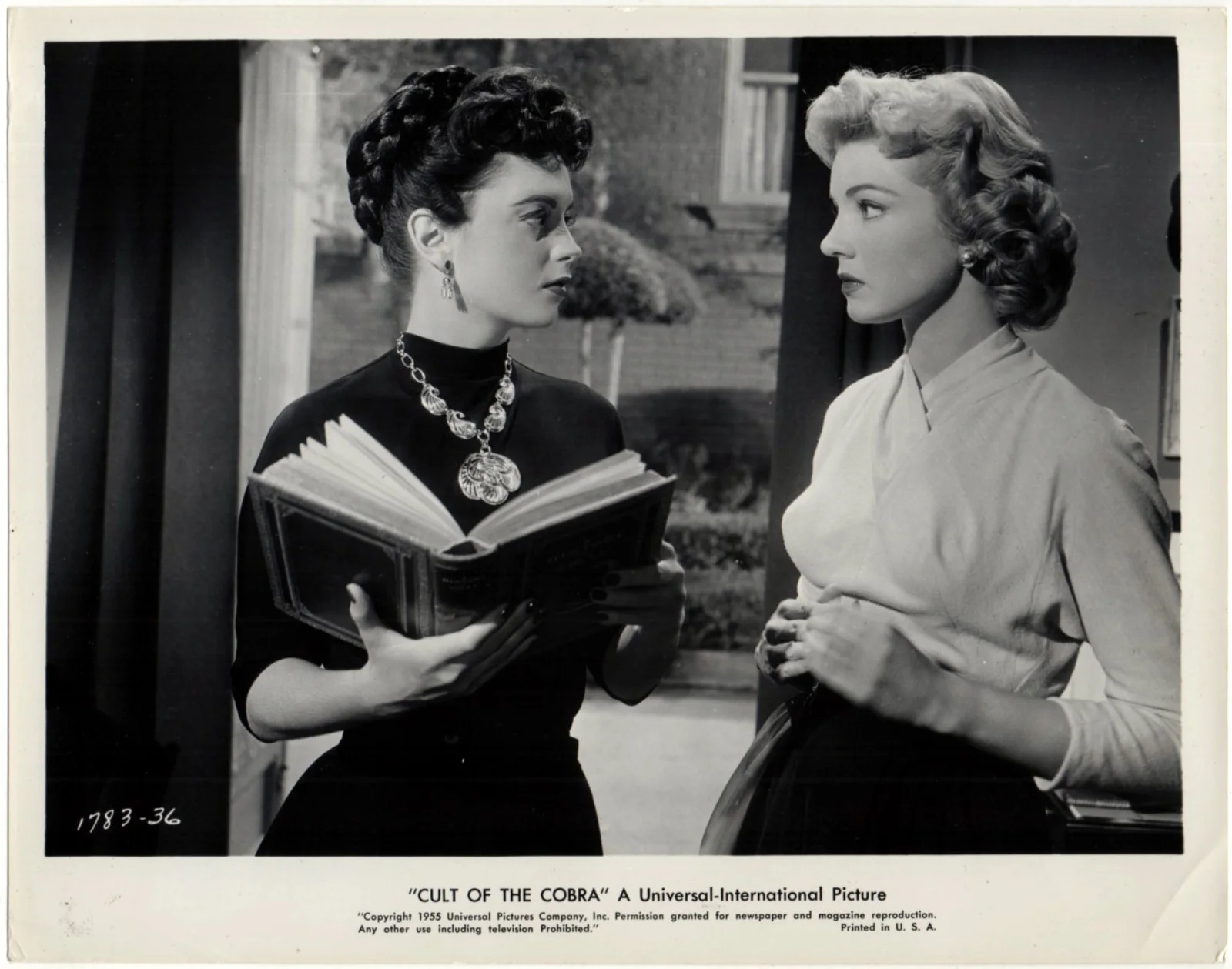 CULT OF THE COBRA 1955 Faith Domergue, Kathleen Hughes 2 10x8 STILLS, изображение 2