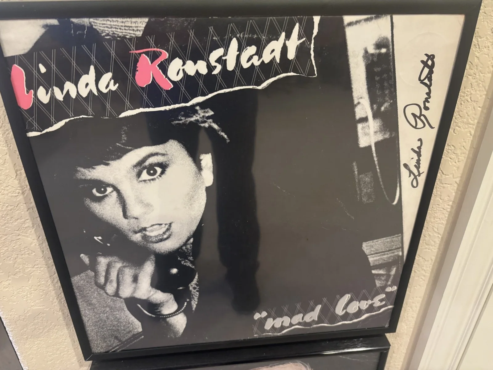 Linda Ronstadt — * LINDA RONSTADT * signed classic "Mad Love" album cover / Epperson LOA
