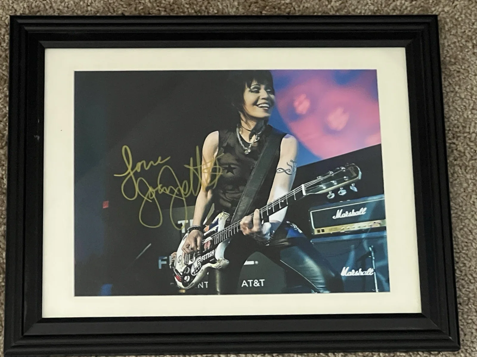 JOAN JETT Autographed signed 8 X 11.5 photo Nicely Framed Rock Legend, изображение 2