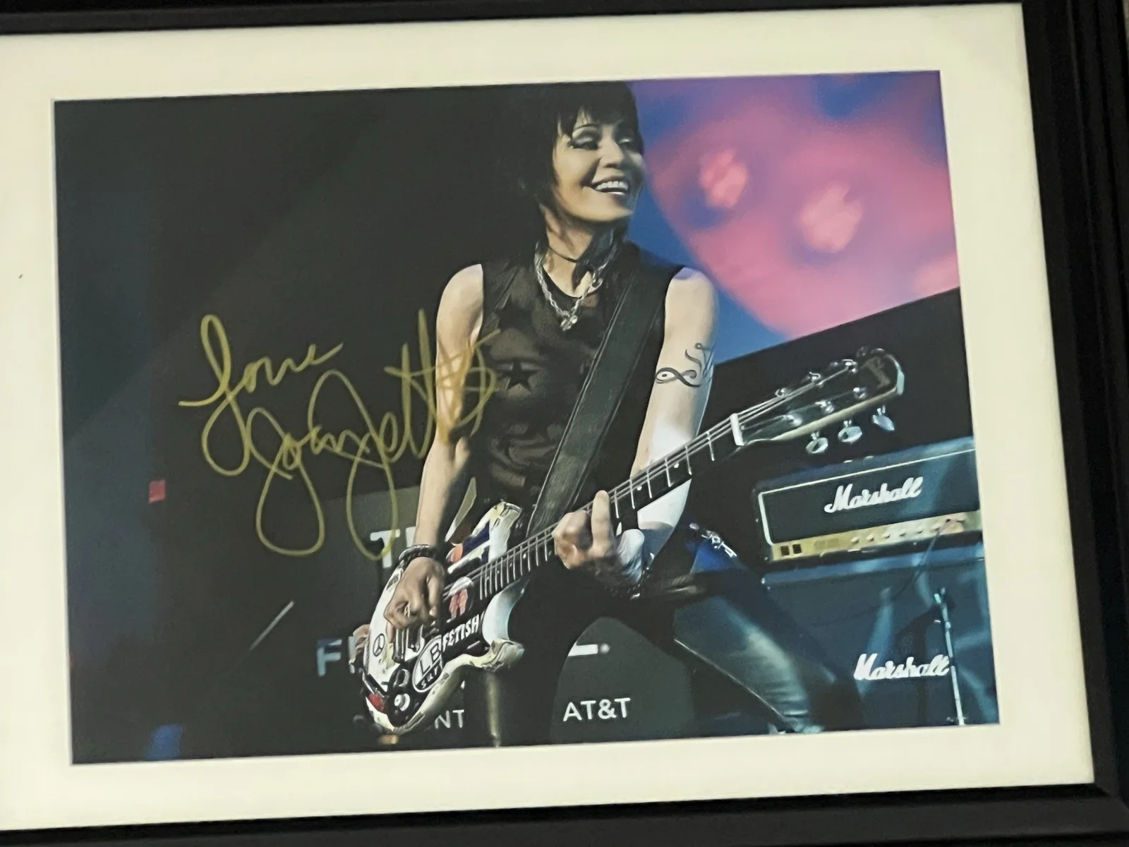 JOAN JETT Autographed signed 8 X 11.5 photo Nicely Framed Rock Legend, изображение 3