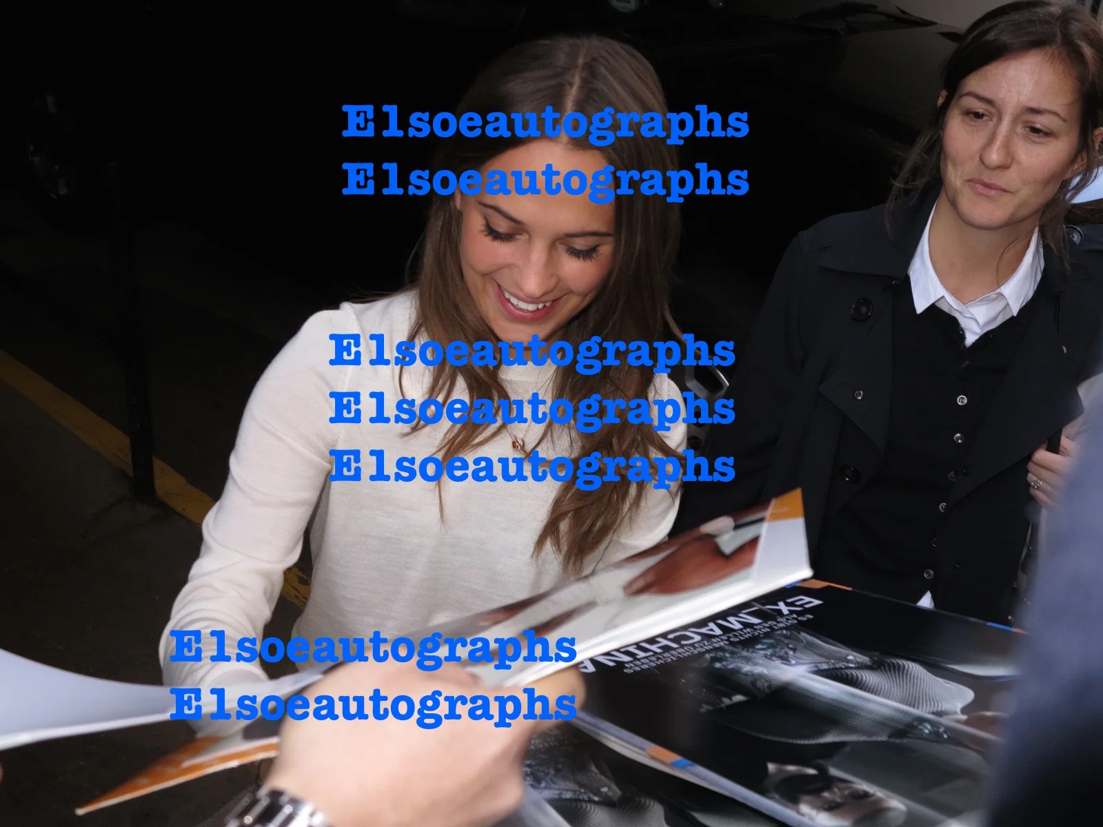 Alicia Vikander — Alicia Vikander signed 8x10 photo In Person. Tomb Raider - Photo Prooof, изображение 2