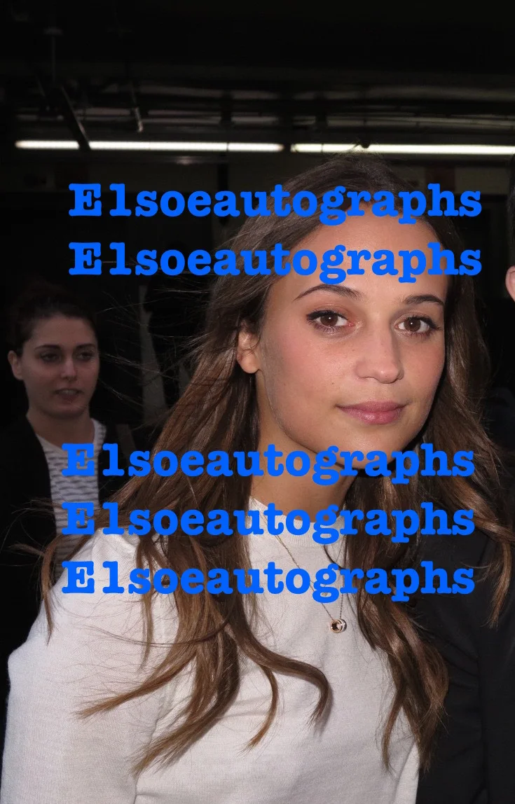 Alicia Vikander — Alicia Vikander signed 8x10 photo In Person. Tomb Raider - Photo Prooof, изображение 3