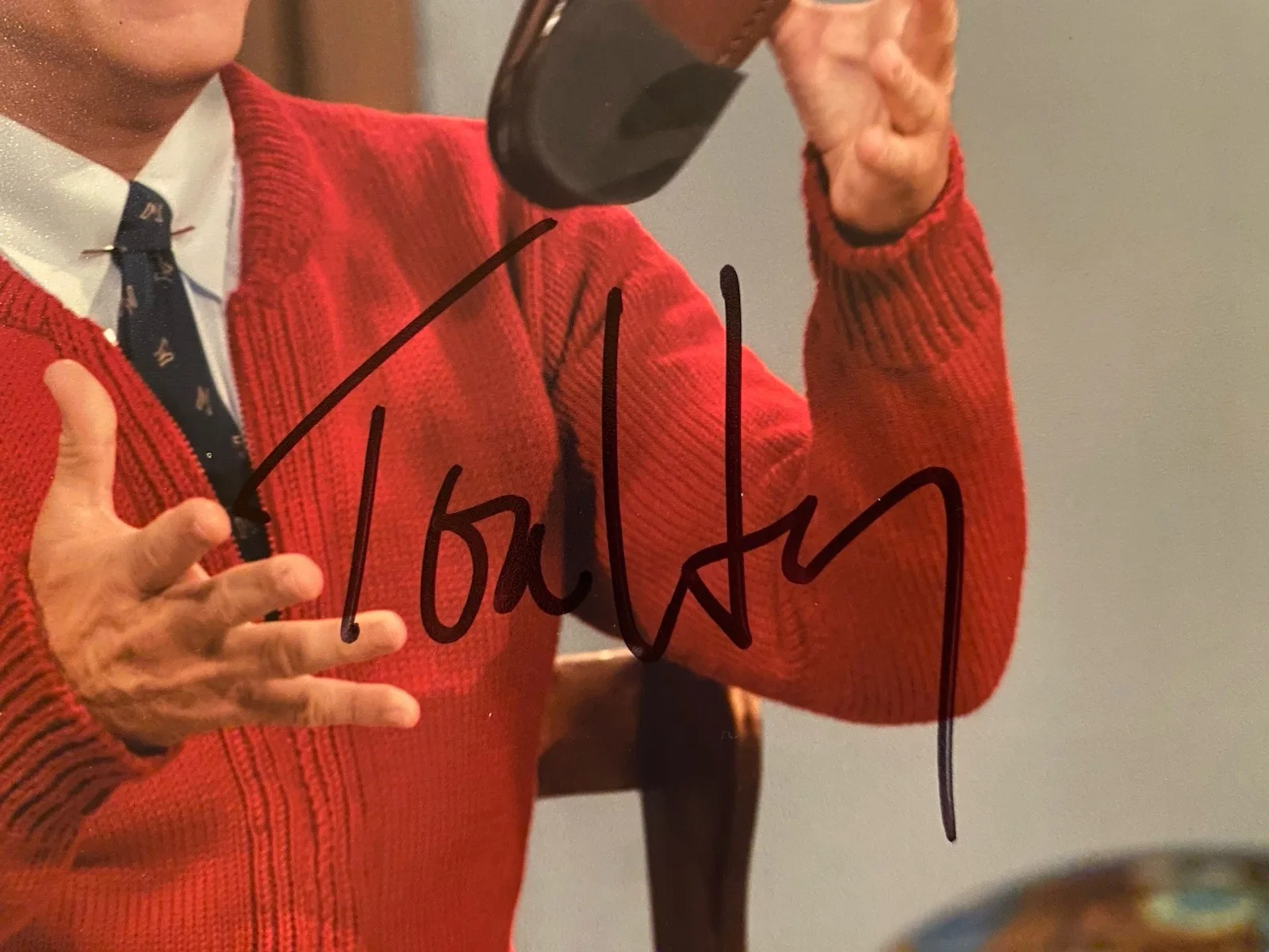 Tom Hanks — Tom Hanks Signed Autographed Photo With COA A Beautiful Day In The Neighborhood, изображение 2