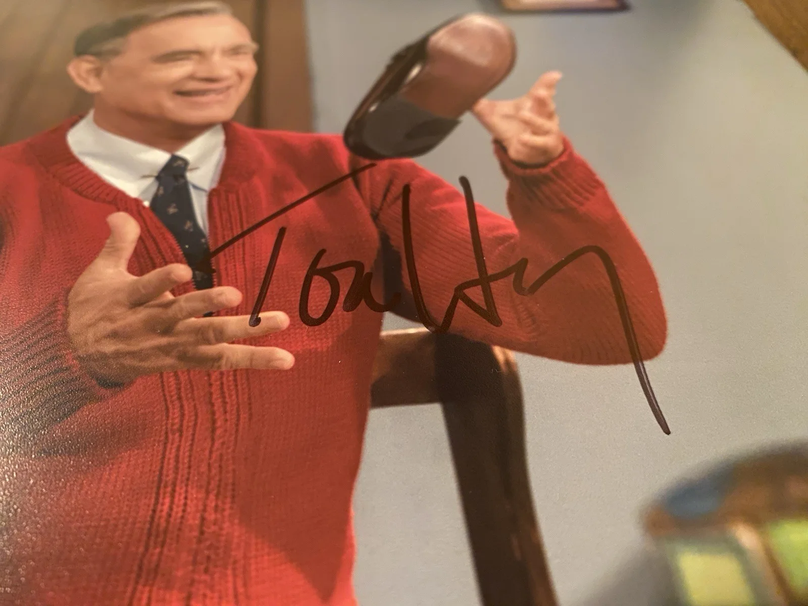 Tom Hanks — Tom Hanks Signed Autographed Photo With COA A Beautiful Day In The Neighborhood, изображение 3