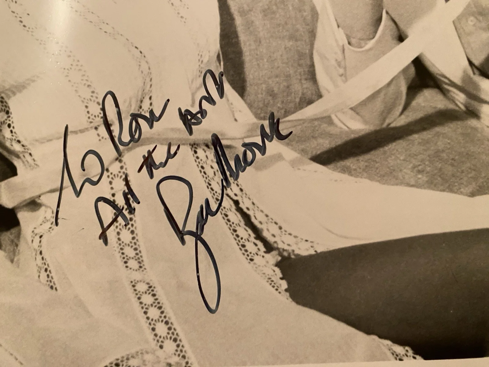 Roger Moore — Roger Moore James Bond 007 Signed Autographed Photo With COA Moonraker Octopussy, изображение 2