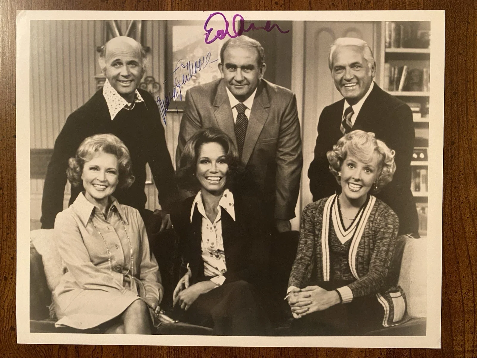 Mary Tyler Moore, Ed Asner — Mary Tyler Moore Ed Asner Signed Autographed Photo w/ COA Mary Tyler Moore Show