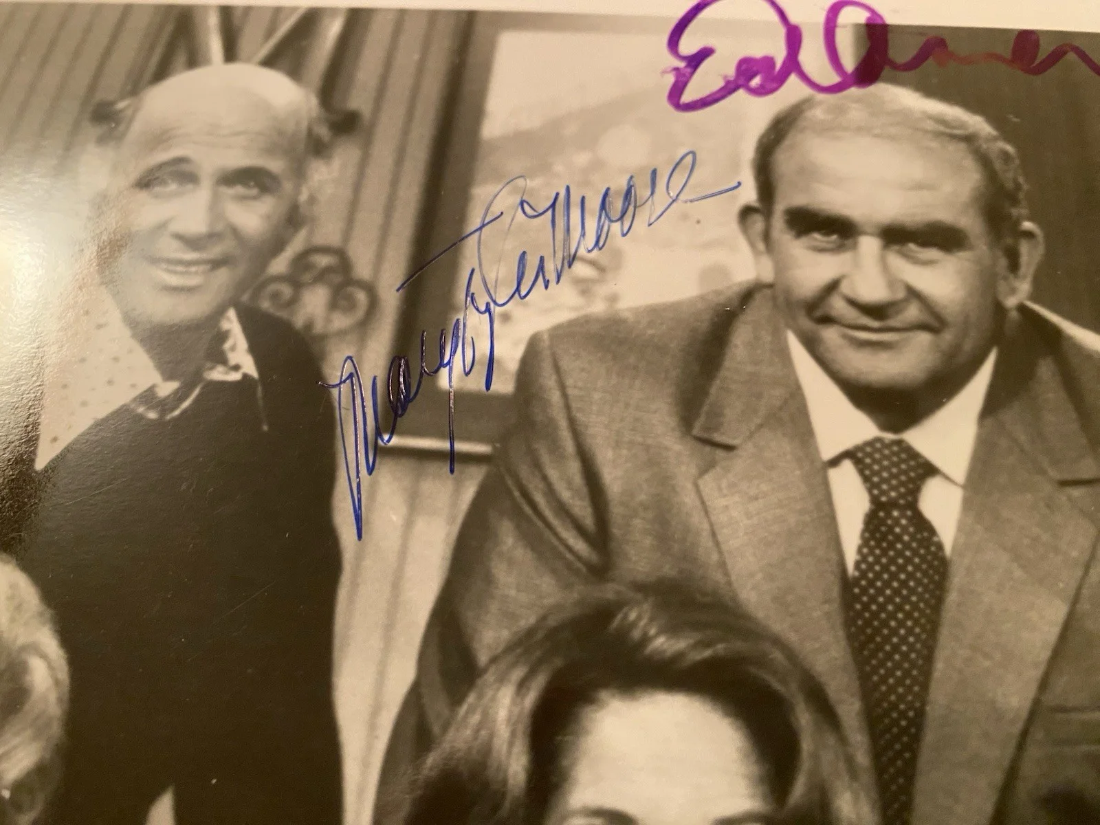 Mary Tyler Moore, Ed Asner — Mary Tyler Moore Ed Asner Signed Autographed Photo w/ COA Mary Tyler Moore Show, image 5