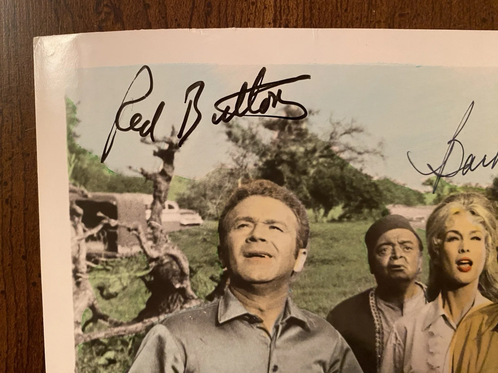 Barbara Eden, Red Buttons — Barbara Eden Red Buttons Signed Autographed Photo w/ COA Five Weeks In A Balloon, изображение 2