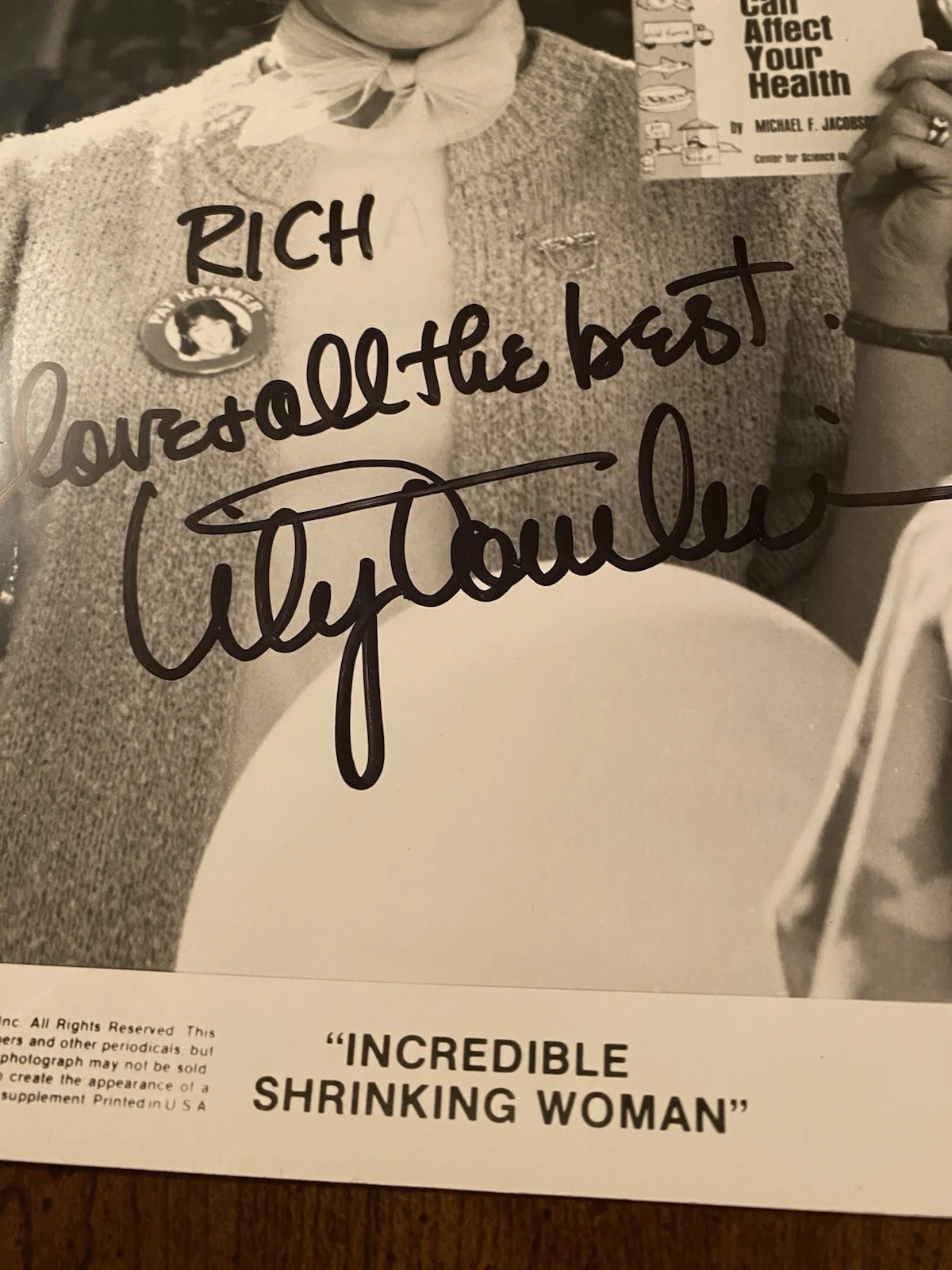 Lily Tomlin — Lily Tomlin Signed Autographed Photo The Incredible Shrinking Woman IN PERSON, изображение 3