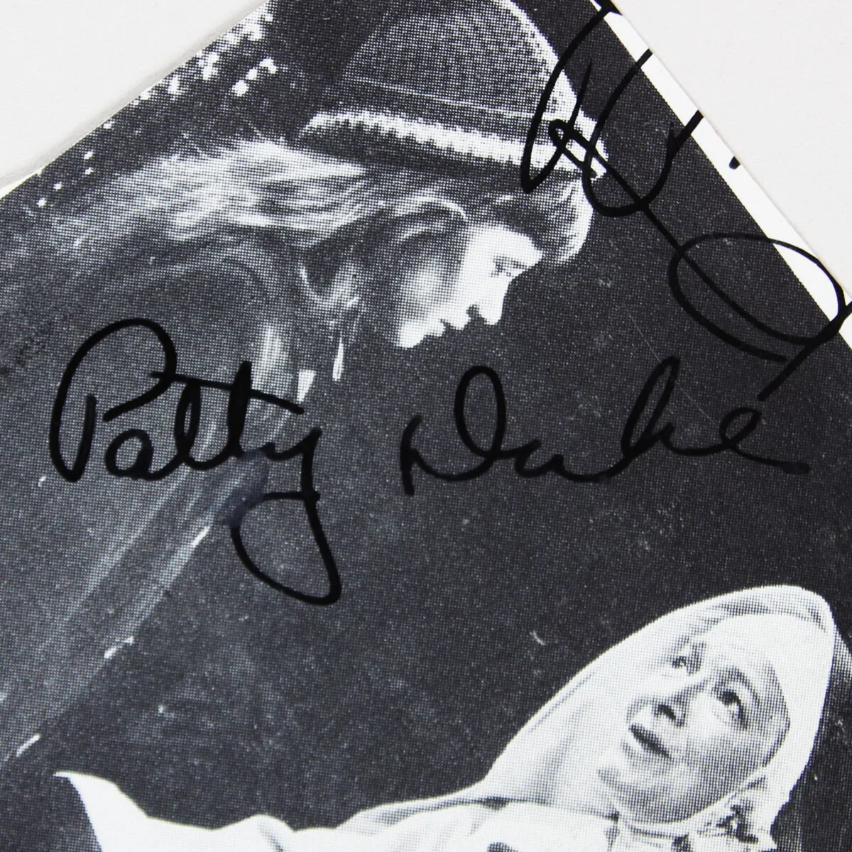 Margaret O'Brien Signed Photo w/ Helen Hayes & Patty Duke - COA JSA, изображение 3