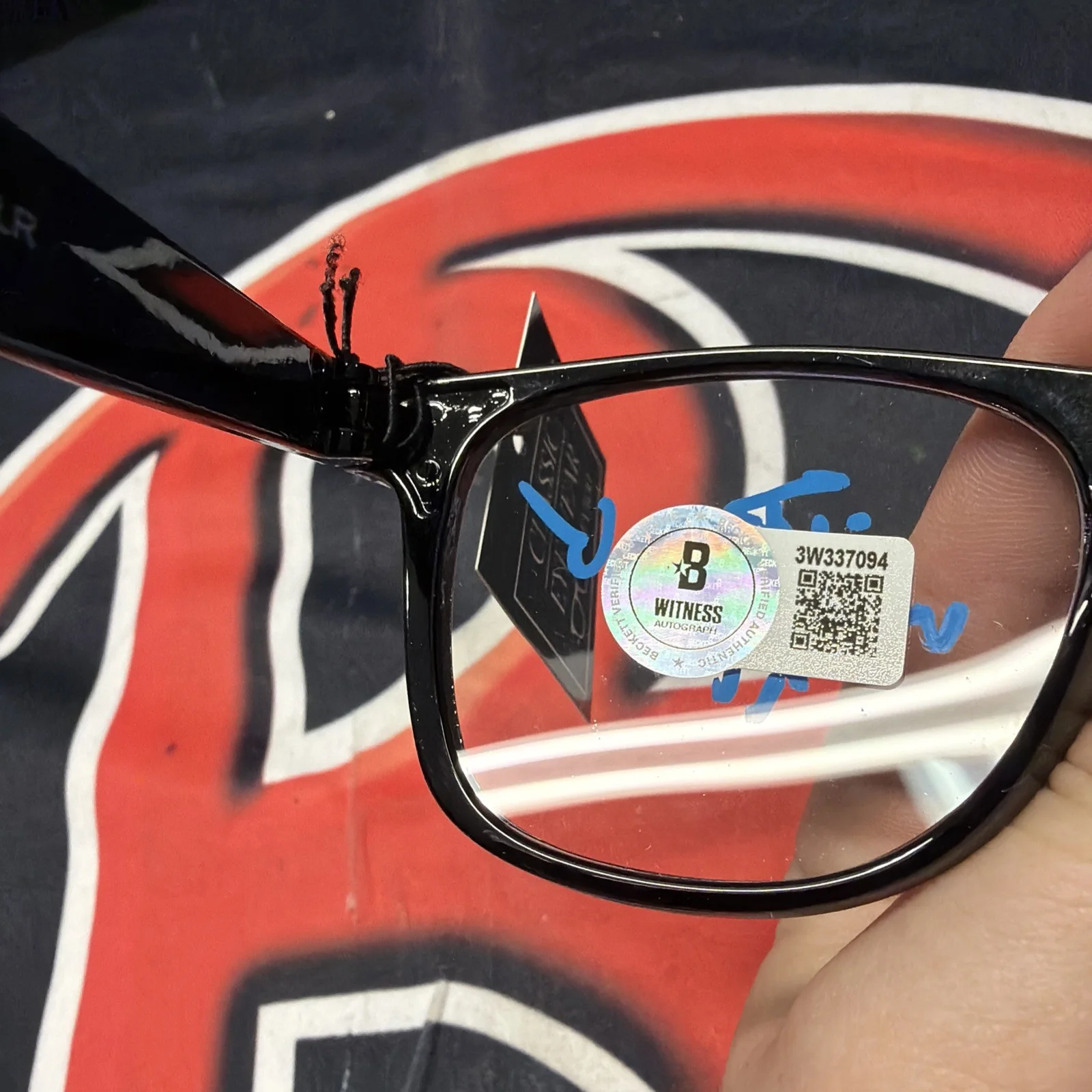 Charlie Sheen — Charlie Sheen “Wild Thing” Ricky Vaughn Glasses - Major League Movie Beckett BAS, изображение 4