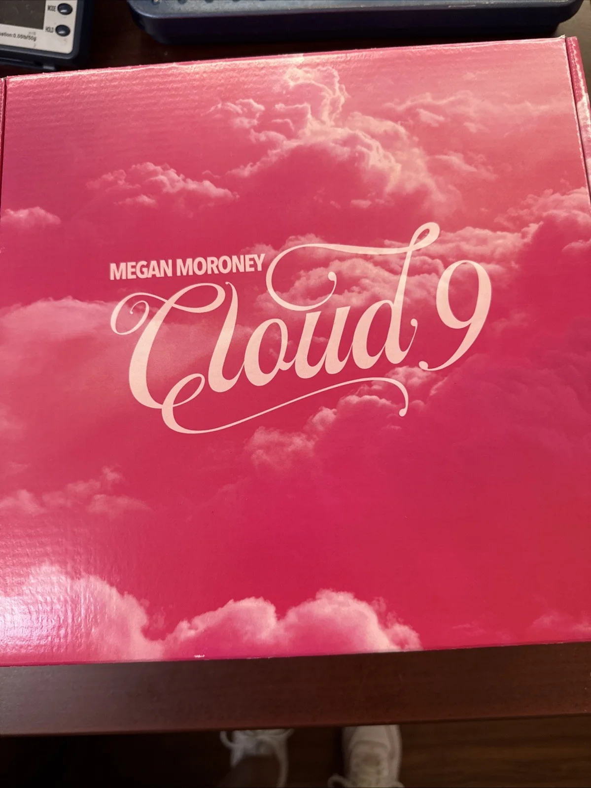 Megan Moroney Cloud 9 White Cap + Signed CD Box, изображение 4