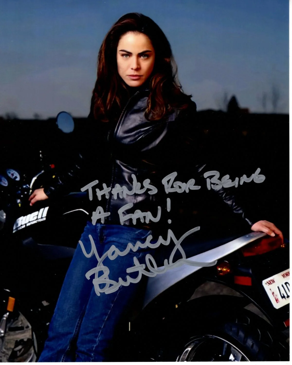 Yancy Butler — YANCY BUTLER Signed Autographed 8x10 WITCHBLADE SARA PEZ PEZZINI Photo