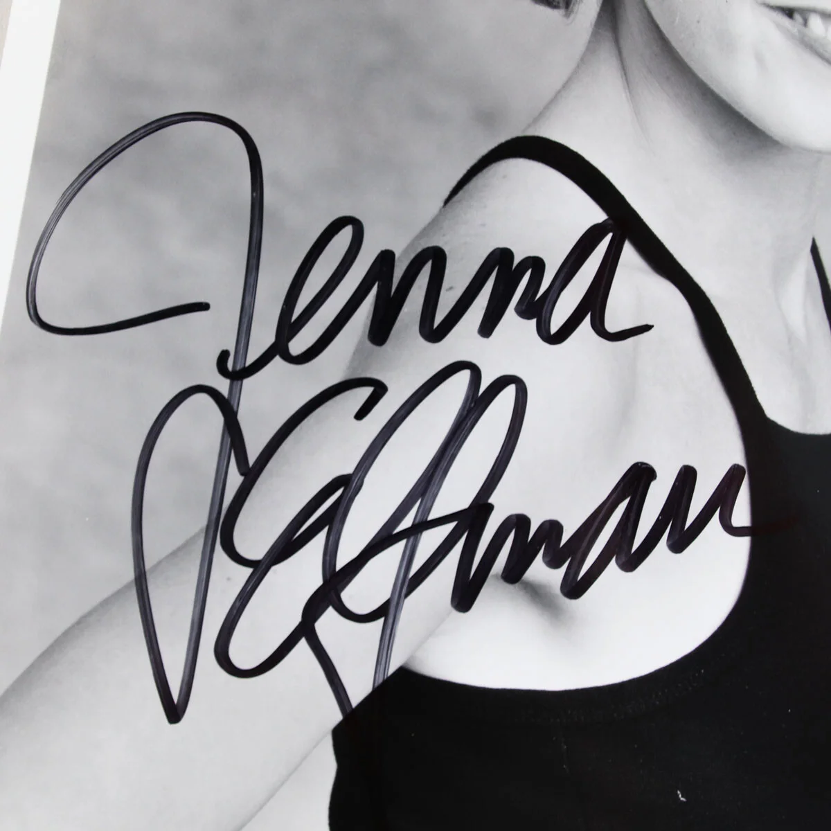 Jenna Elfman Signed Photo 8x10 - COA JSA, image 2