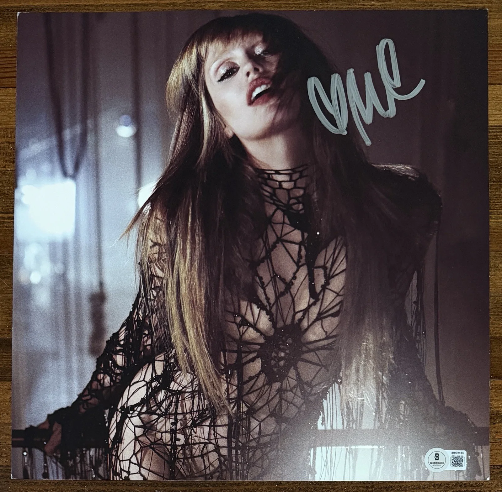 Miley Cyrus SIGNED Something Beautiful Card Autograph & Vinyl LP BECKETT BAS COA, изображение 2