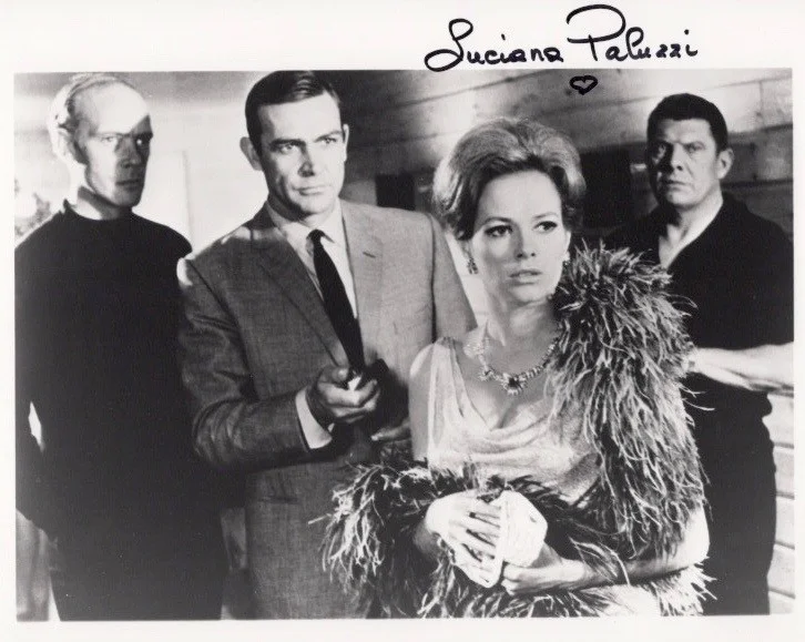 LUCIANA PALUZZI — LUCIANA PALUZZI IN PERSON SIGNED PHOTO FROM THE JAMES BOND FILM THUNDERBALL
