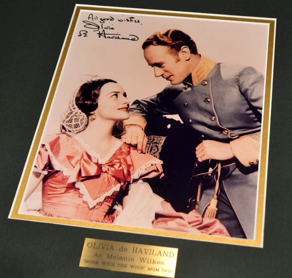 OLIVIA de HAVILLAND, LESLIE HOWARD — GONE WITH THE WIND Signed OLIVIA de HAVILLAND + ASHLEY, Frame, UACC COA DOLL DVD, image 4