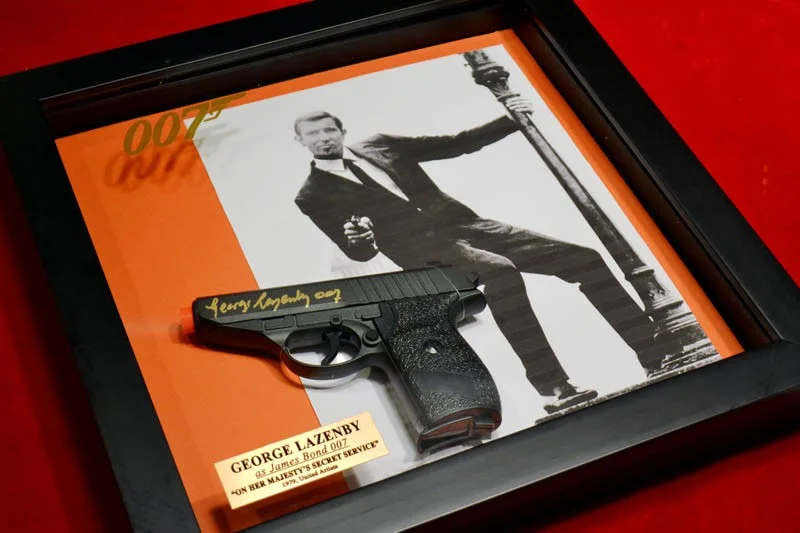 GEORGE LAZENBY — GEORGE LAZENBY Signed OHMSS, Airsoft Prop GUN, FRAME, COA PSA James Bond 007 DVD, изображение 3