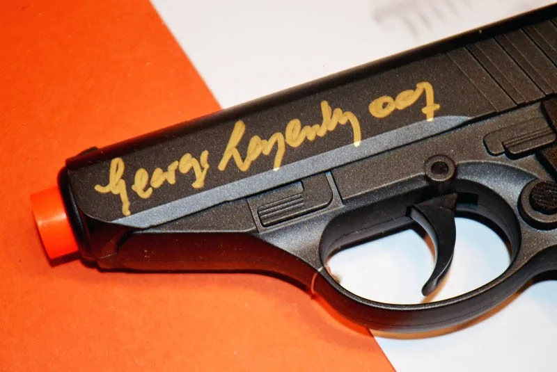 GEORGE LAZENBY — GEORGE LAZENBY Signed OHMSS, Airsoft Prop GUN, FRAME, COA PSA James Bond 007 DVD, изображение 4