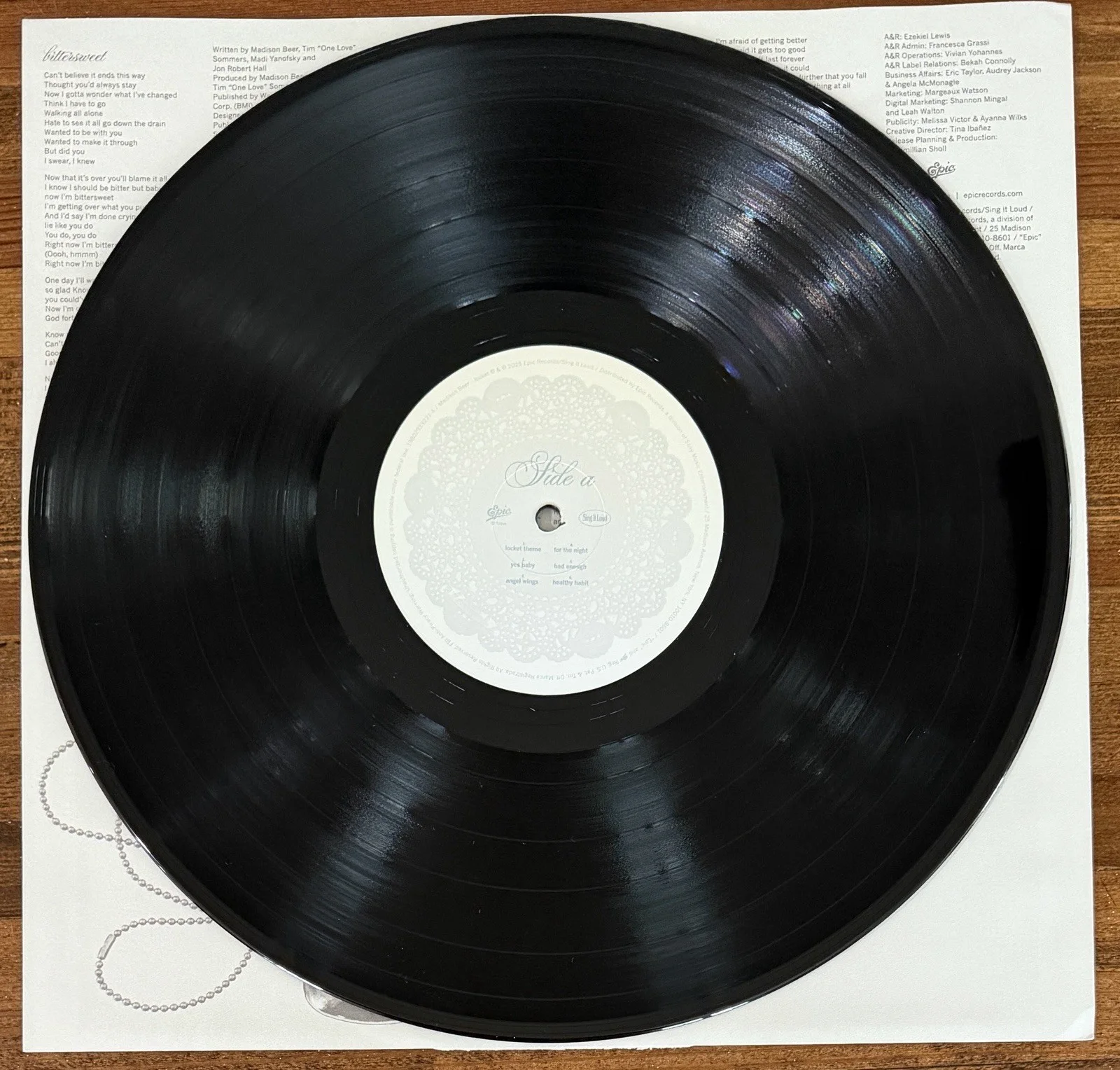 Madison Beer SIGNED Locket Album Vinyl LP Cover Autograph BECKETT BAS COA Auto, изображение 4