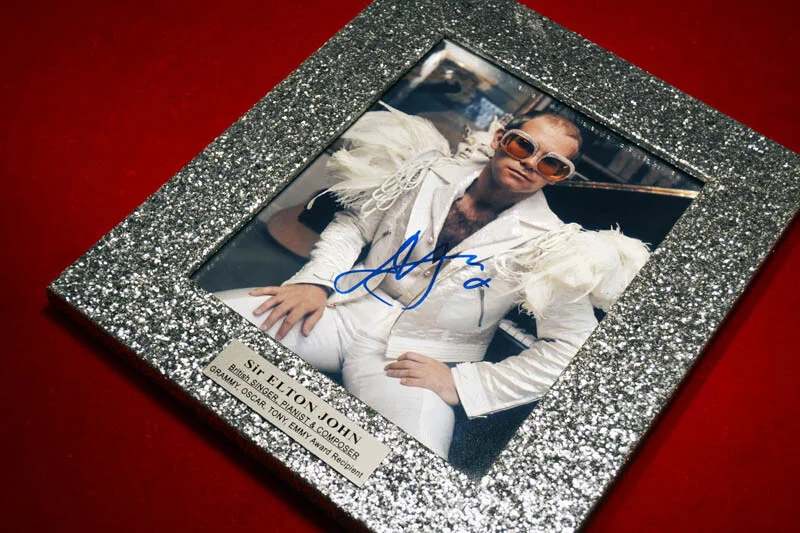 ELTON JOHN & Taron Egerton RARE Signed Autograph, COA UACC, FRAME, ROCKETMAN DVD, изображение 3