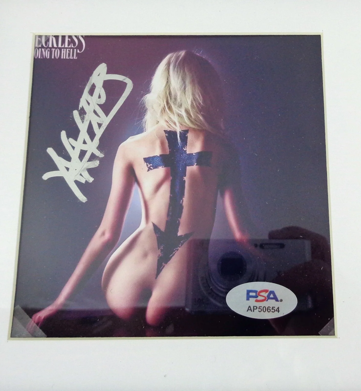Taylor Momsen — Taylor Momsen Signed The Pretty Reckless Going To Hell CD Framed PSA/DNA COA, изображение 2