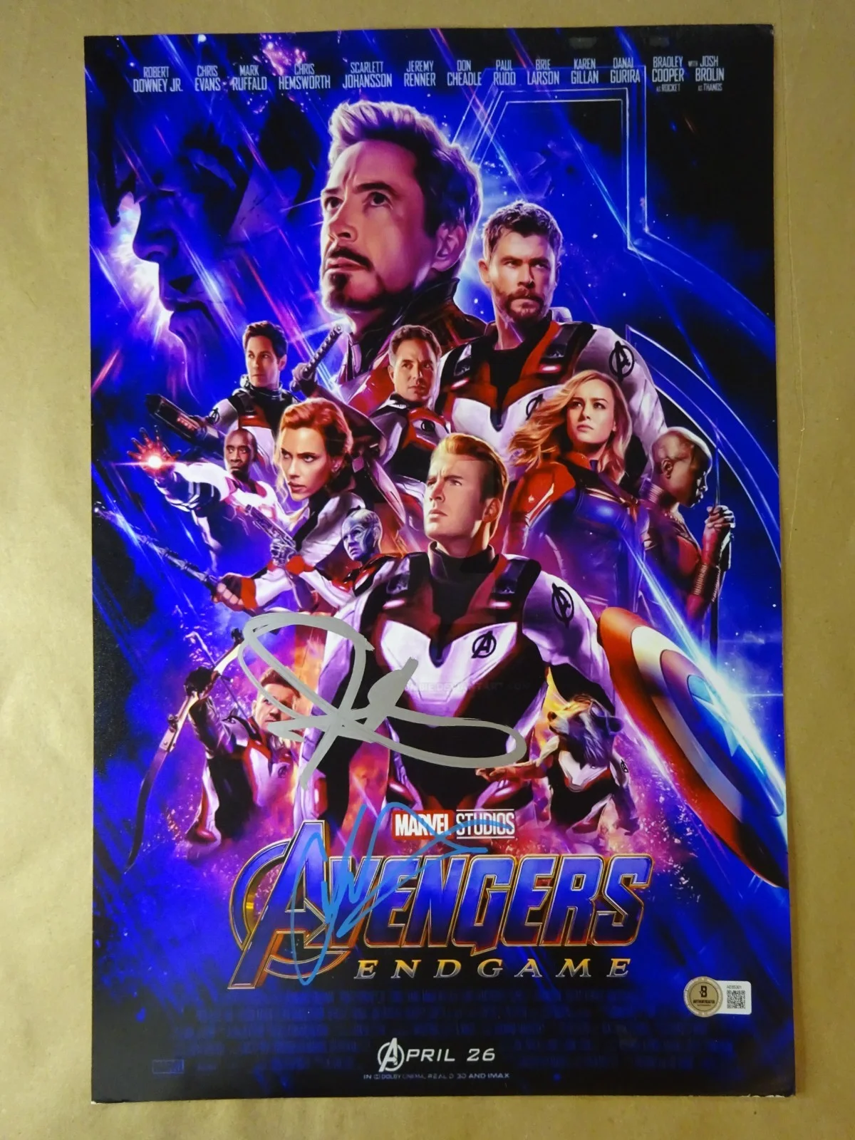 Chris Hemsworth, Jeremy Renner — Signed Avengers Endgame Chris Hemsworth Jeremy Renner 11"x17" Photo Beckett COA, изображение 2