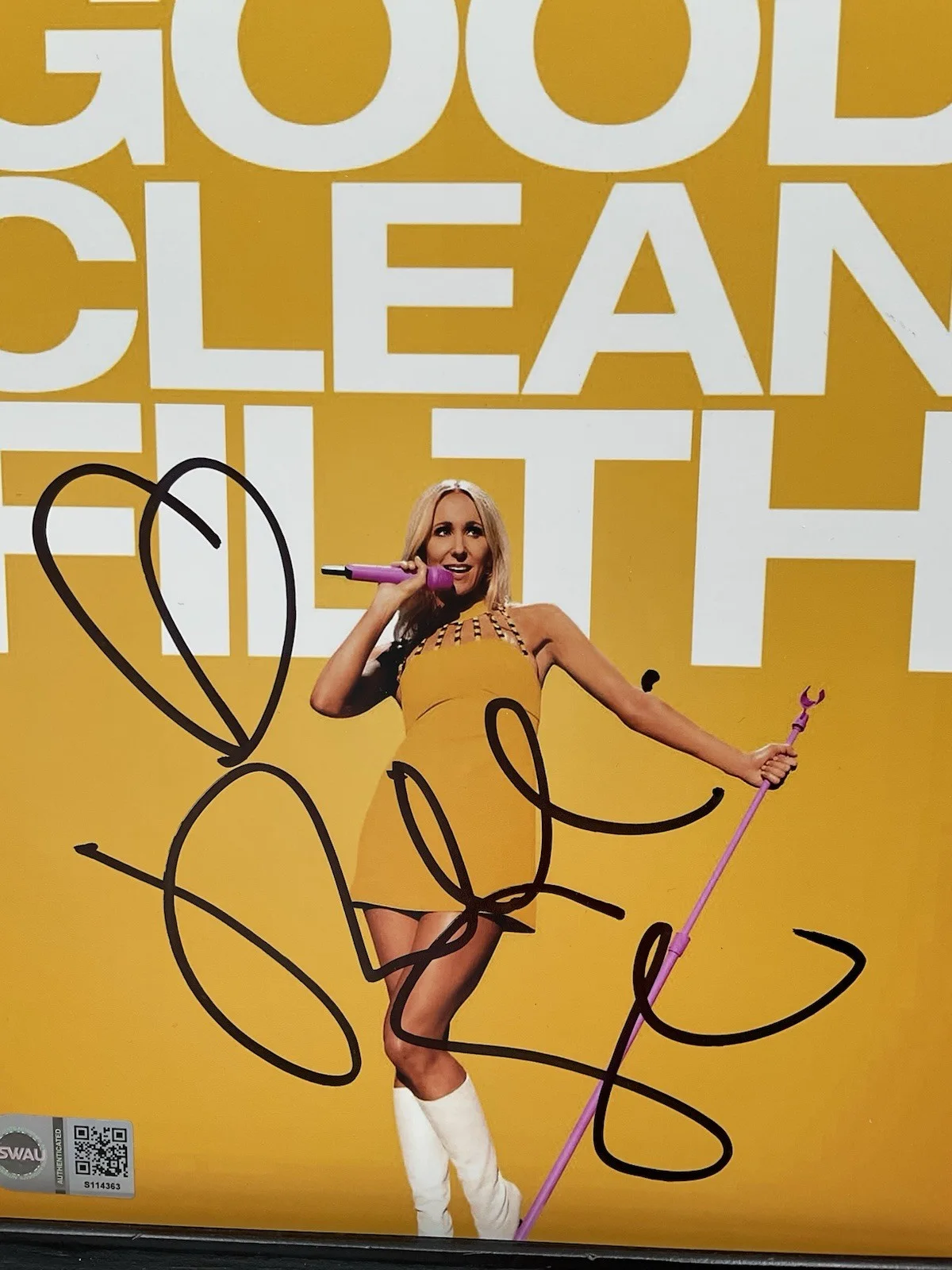 Nikki Glaser — Nikki Glaser signed 8x10 Good Clean Filth signed photo Sexy SWAU Comedian Roast, изображение 2