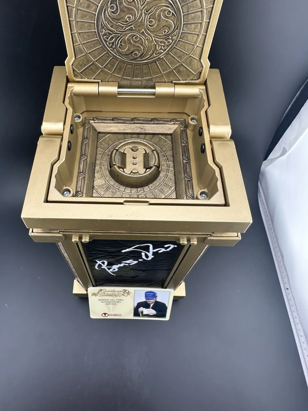 Bench Del Toro — Benicio Del Toro Autographed Disney Exclusive The Collector's Aether Container, image 4