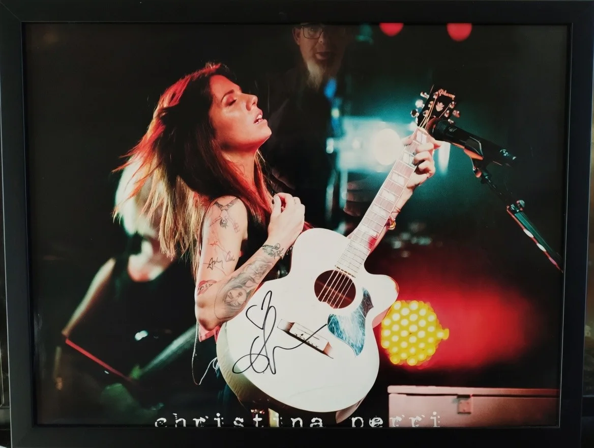 Christina Perri Signed 24x19 Framed Concert Photo - Autograph on Guitar - Large, изображение 4