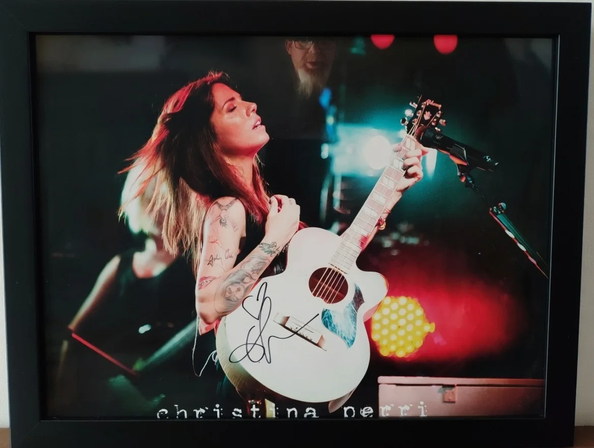 Christina Perri Signed 24x19 Framed Concert Photo - Autograph on Guitar - Large, изображение 5